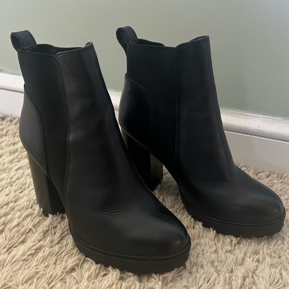 STEVE MADDEN Laughter Booties - Picture 1 of 5